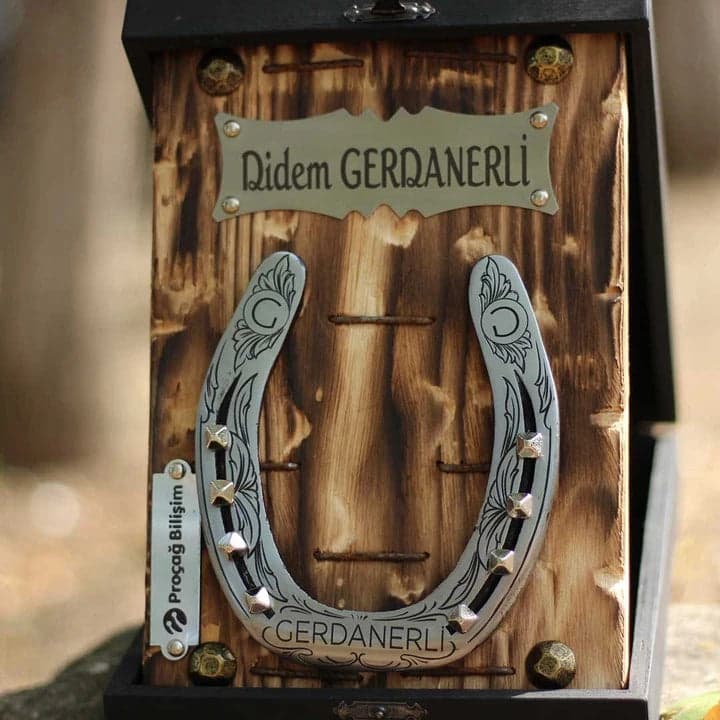 Orta Gravürlü Kişiye Özel Tasarımlı At Nalı - 2